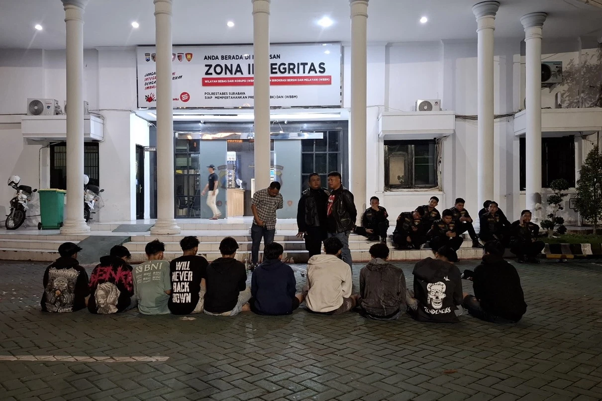 10 Pemuda di Surabaya Ditangkap Polisi Hendak Tawuran, Bawa Samurai Hingga Molotov