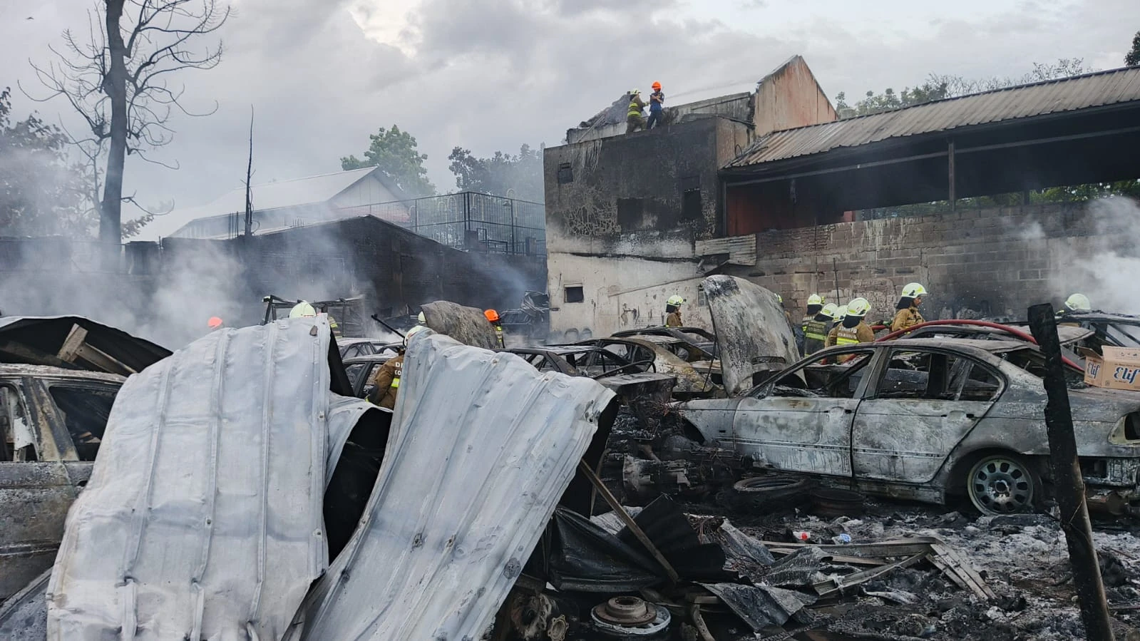 21 Mobil Hangus Terbakar di Bengkel Antapani Bandung