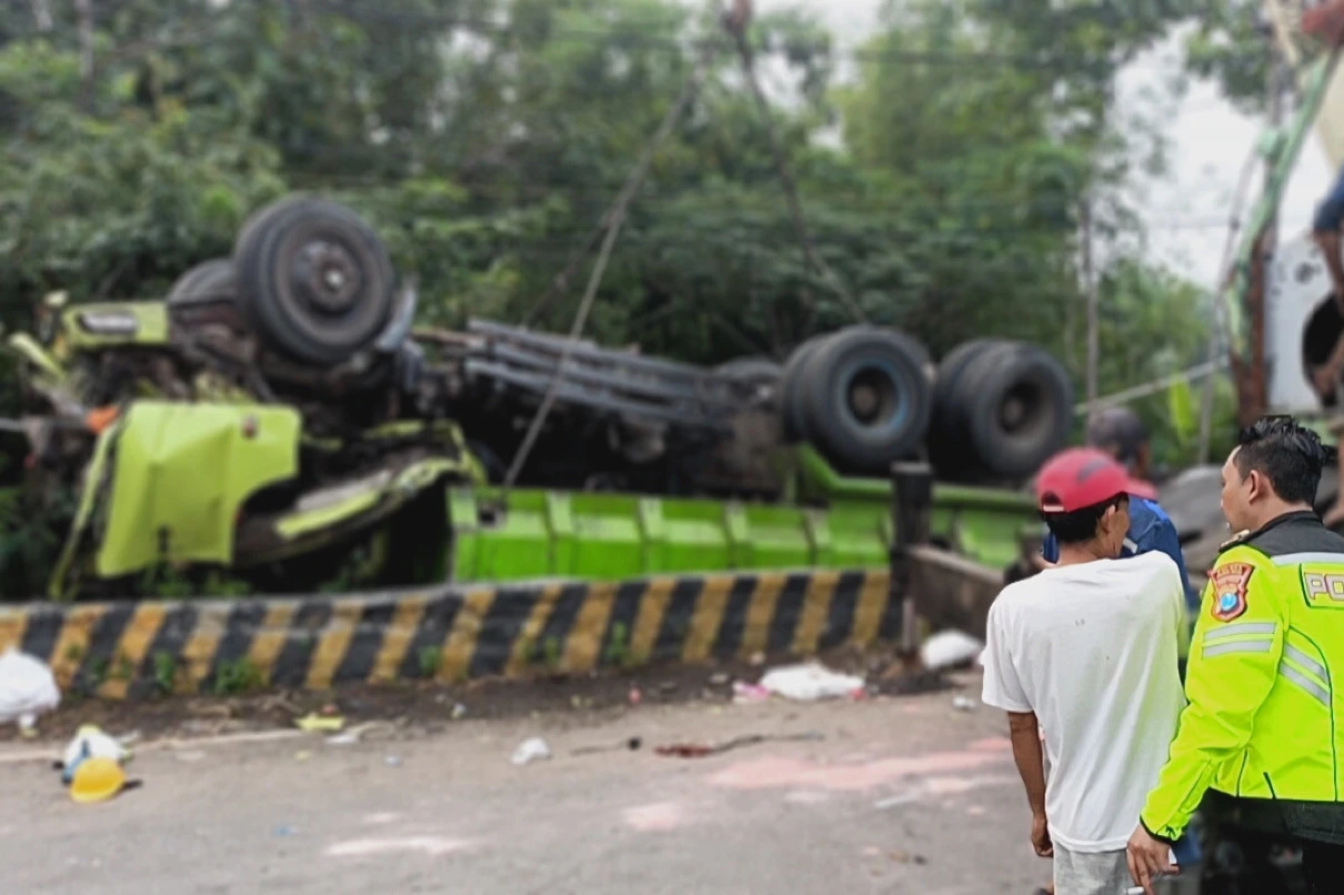 Rem Diduga Blong, Truk Hantam Pikap dan Motor Tewaskan 4 Orang di Probolinggo