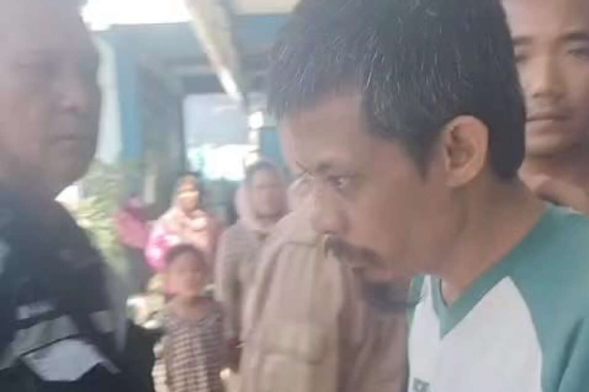 Pria yang Dijemput Polisi Ternyata Pembina Pramuka, Cabuli Sejumlah Siswi SD