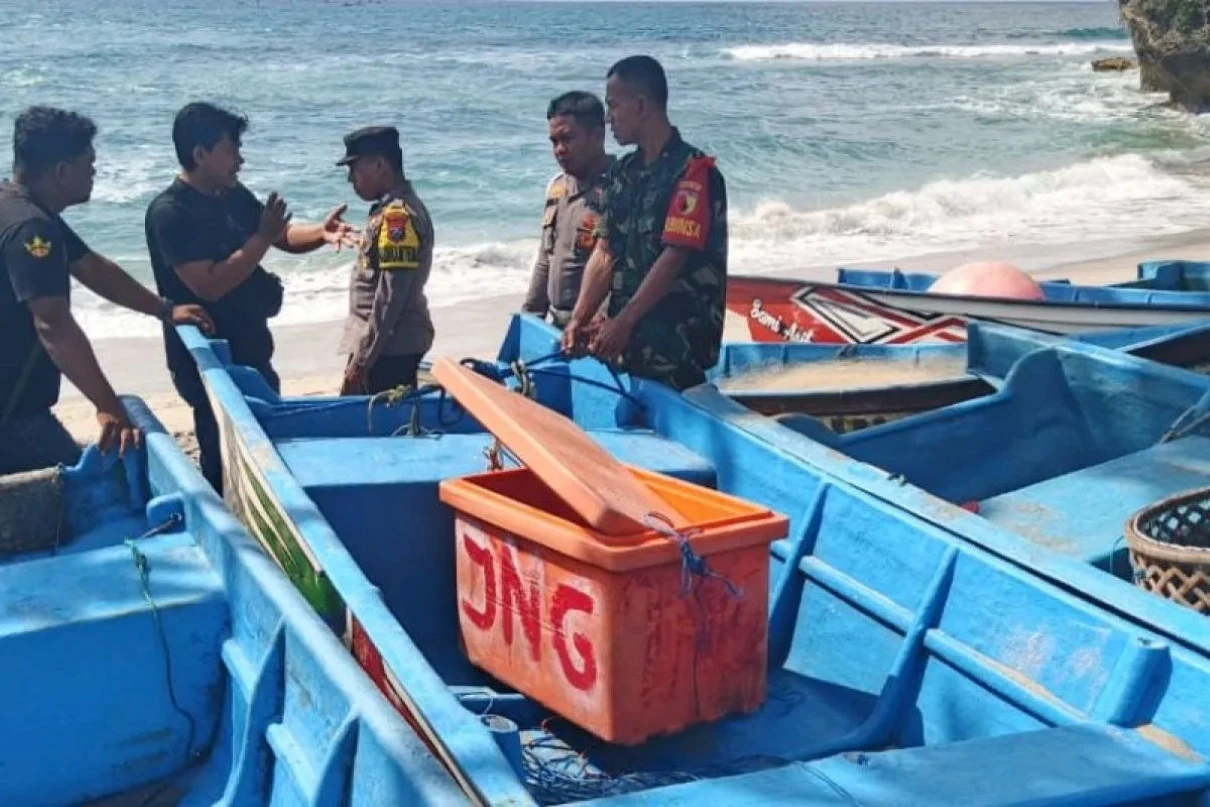 Perahu Nelayan Terbalik Dihantam Ombak di Pacitan, Satu Orang Hilang