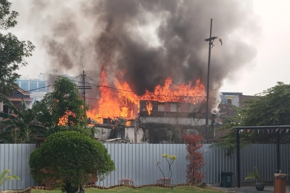 Kebakaran Dua Rumah di Dupak Surabaya, 1 Warga Tewas Lompat dari Lantai 2