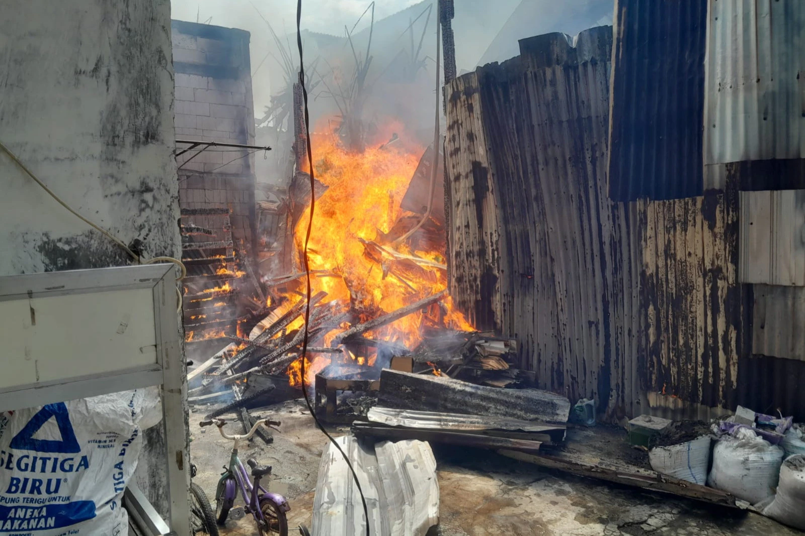 Ditinggal Antar Galon, Rumah di Medokan Ayu Surabaya Kebakaran