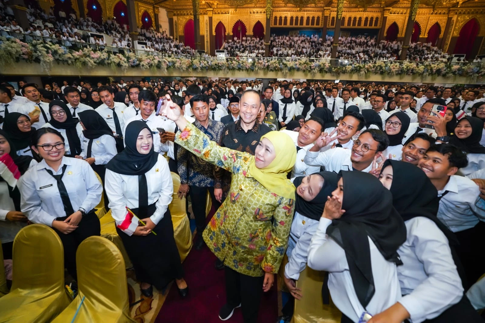 Gubernur Khofifah Serahkan 4.172 SK CPNS dan PPPK