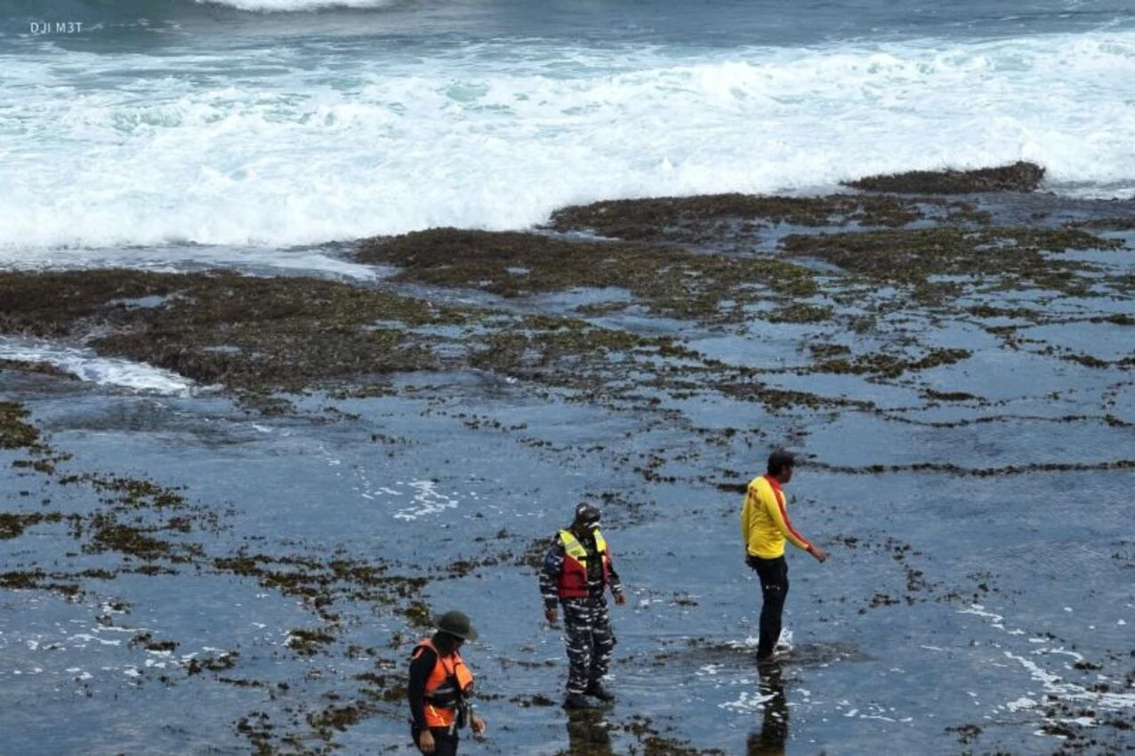 Tim SAR Gabungan Cari Wisatawan Asal Bandung yang Tenggelam di Pantai Sayang Heulang Garut