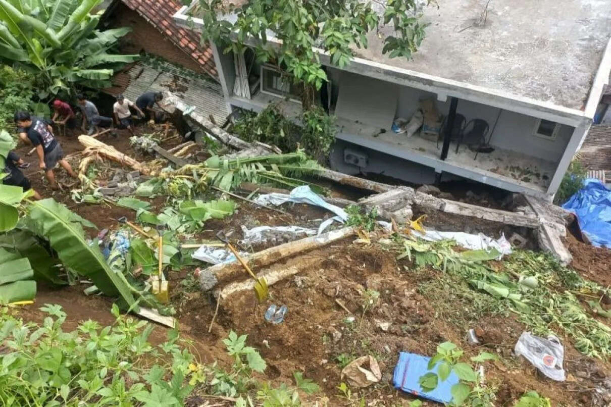 5 Rumah di Malang Rusak Tertimpa Longsor dari Tembok Penahan Sekolah