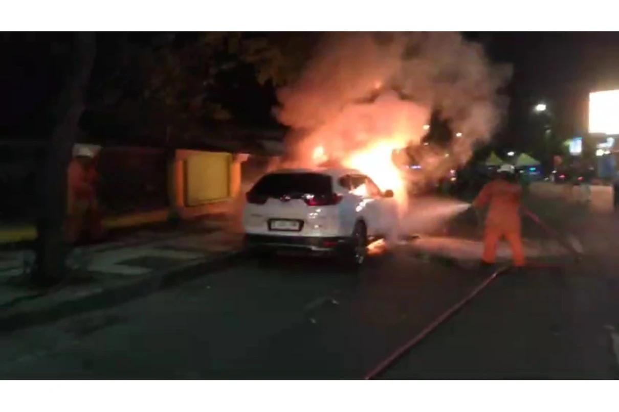 Korsleting Listrik, Mobil CRV Prestige Terbakar di Jalan Setail Surabaya