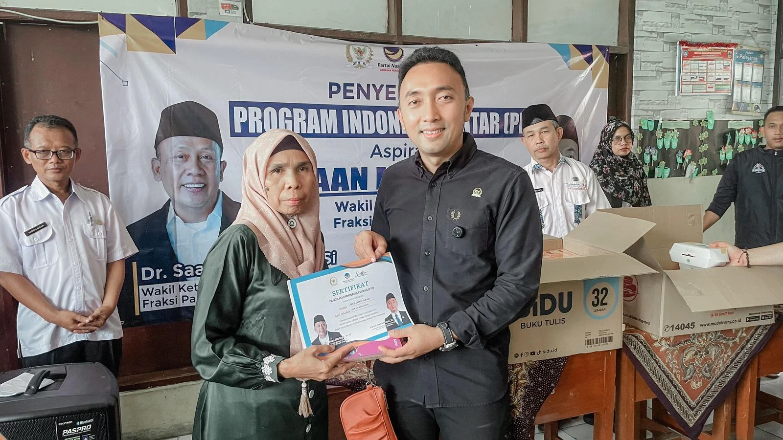 Dian Fahrud Jaman Salurkan Bantuan PIP untuk Ratusan Siswa Kurang Mampu di Karawang