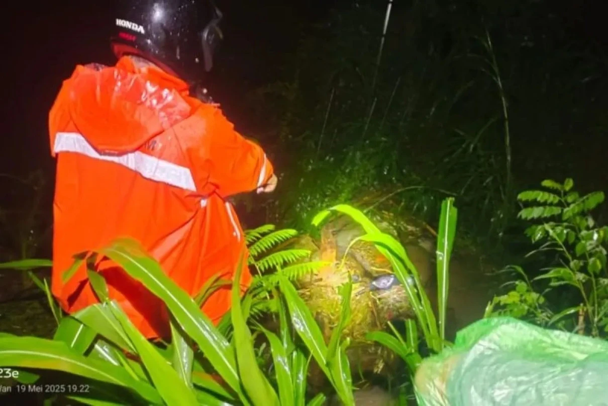 Tragis, Ibu dan Anak Hilang Diterjang Banjir Saat Menyeberang Sungai di Tulungagung