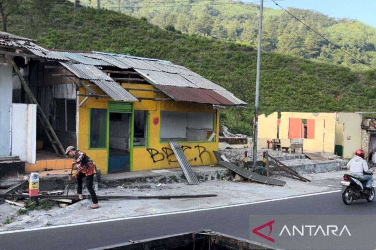 Penertiban Puncak Bogor Tahap III, Pedagang Warpat Bongkar Mandiri Lapak Dagangannya