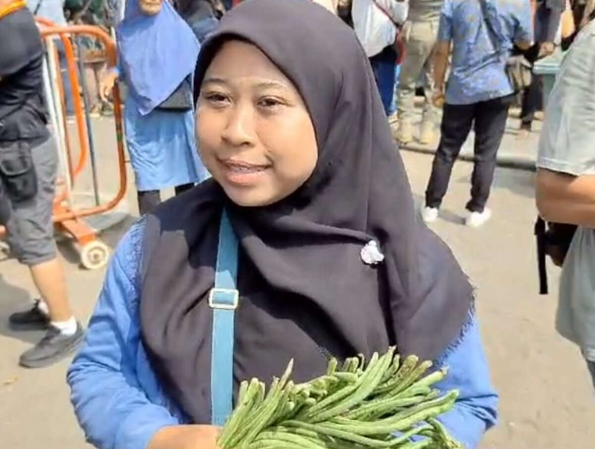 Momen Dwi Utami Mengikuti Grebeg Besar di Solo, Dapat Dua Ikat Kacang Panjang