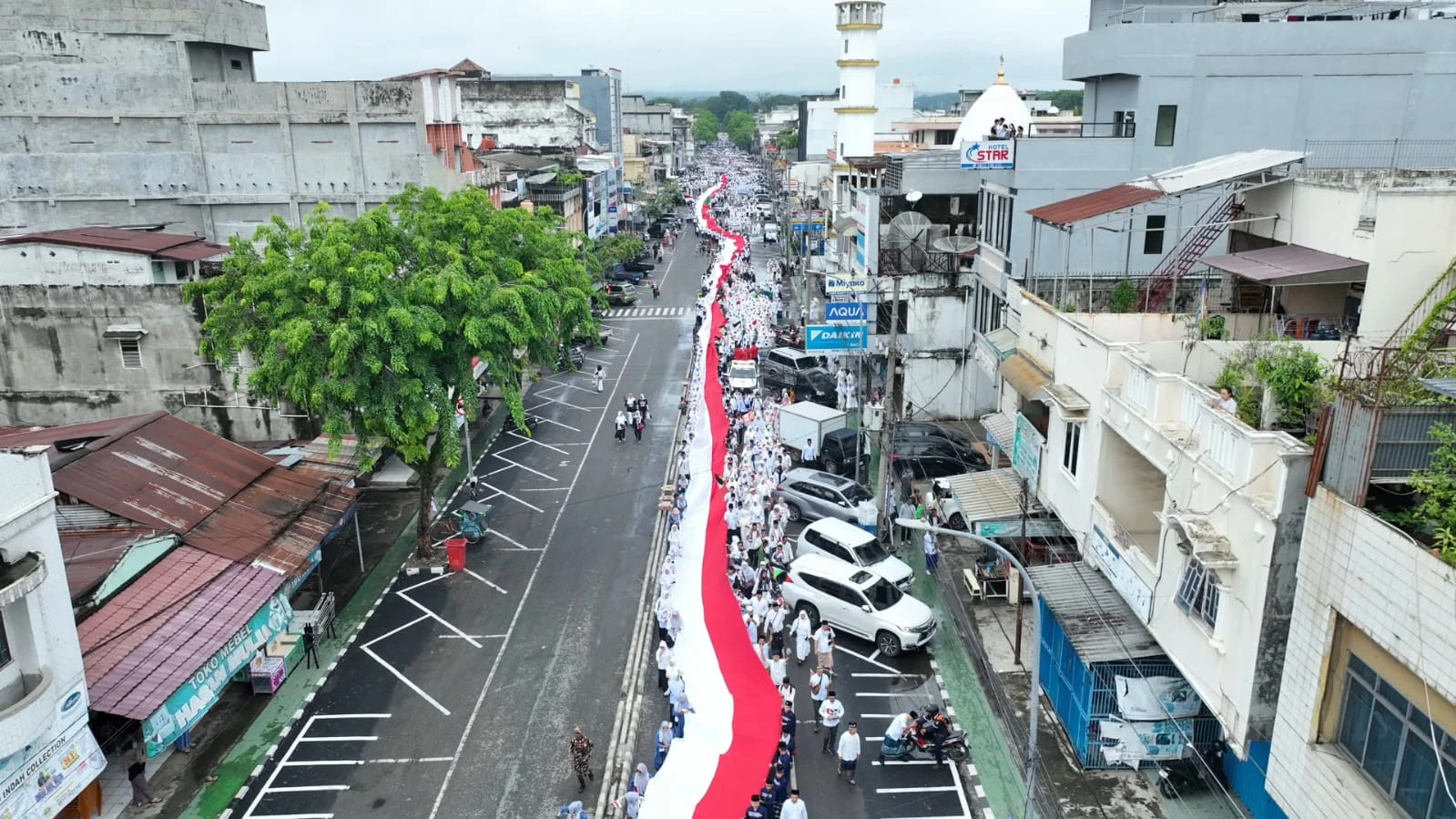 Bendera Persaudaraan untuk Palestina Membentang 1,5 Kilometer di Lahat