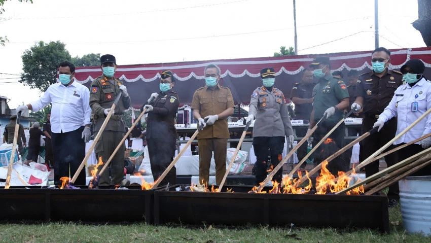 Kejari Bantul Musnahkan Ribuan Barang Bukti, Ada Senjata Api hingga Ganja