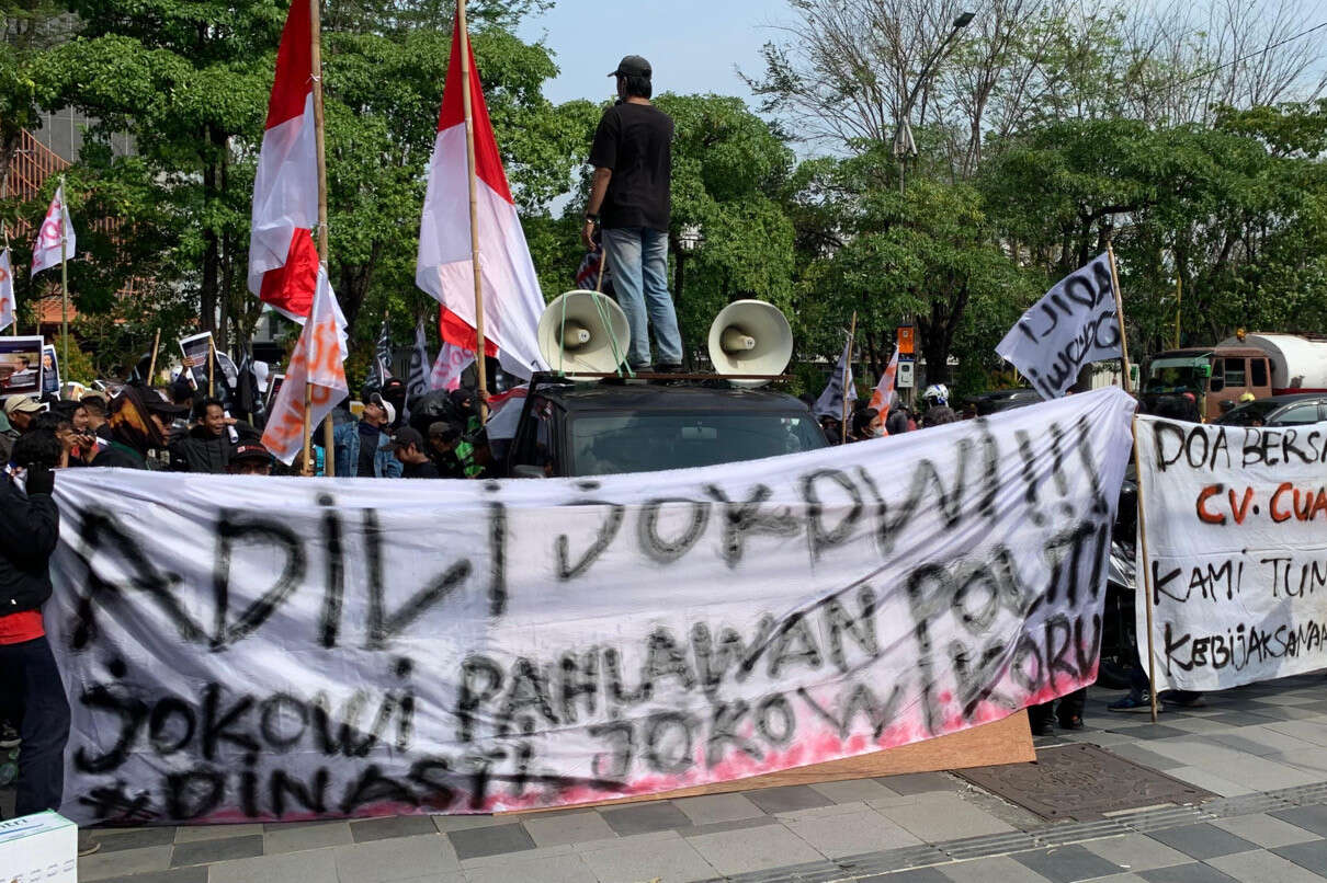 Ratusan Massa dari Gerakan Arek Suroboyo Unjuk Rasa Adili Jokowi di Polda Jatim