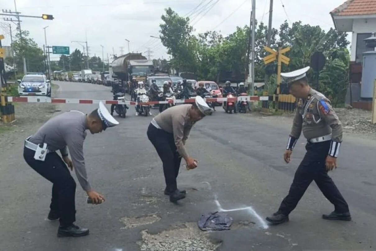 Cegah Kecelakaan Lalu Lintas, Polres Mojokerto Tandai Jalan Berlubang