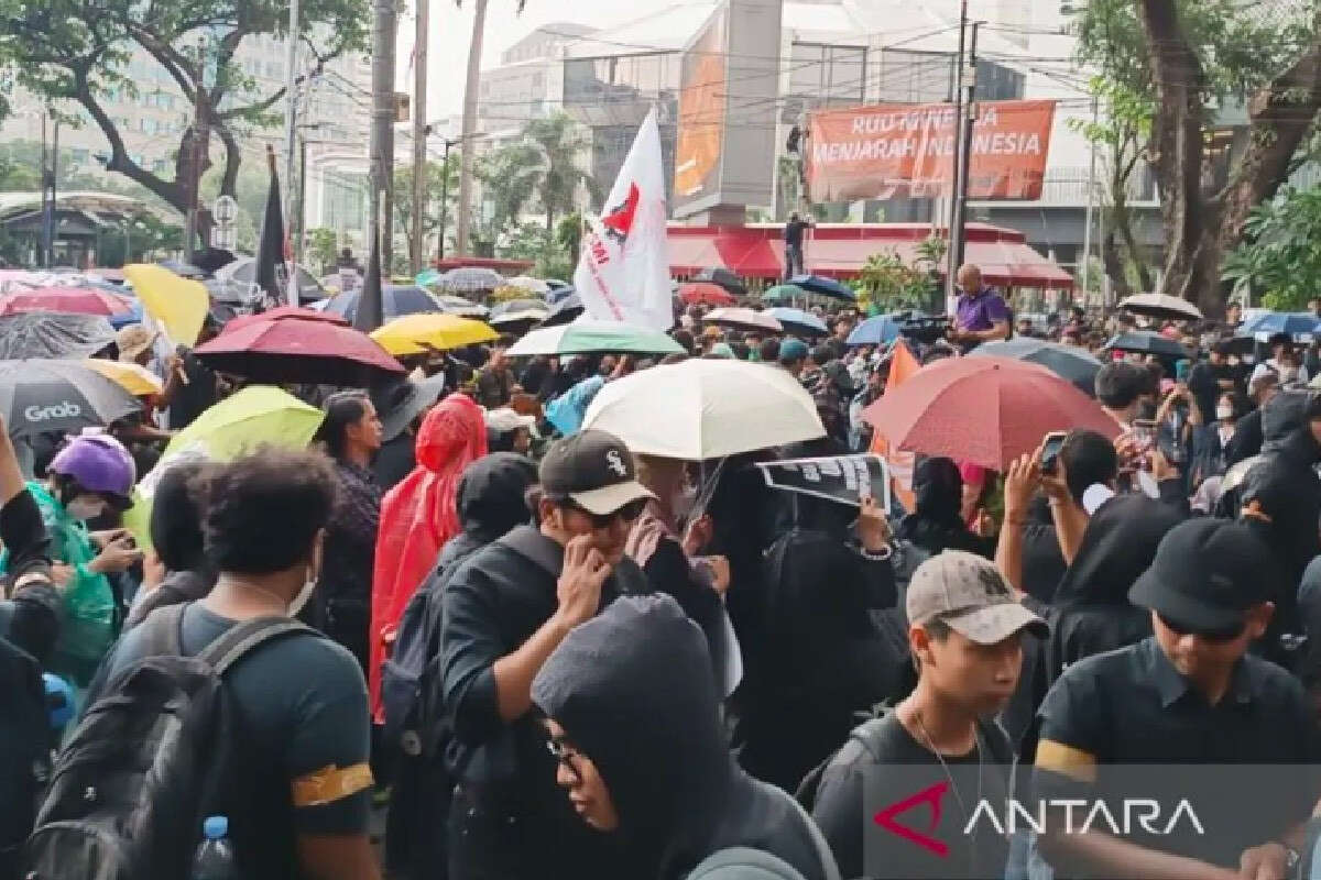 Demonstrasi Indonesia Gelap: Demonstran Tak Takut Hujan, Logistik Mengalir