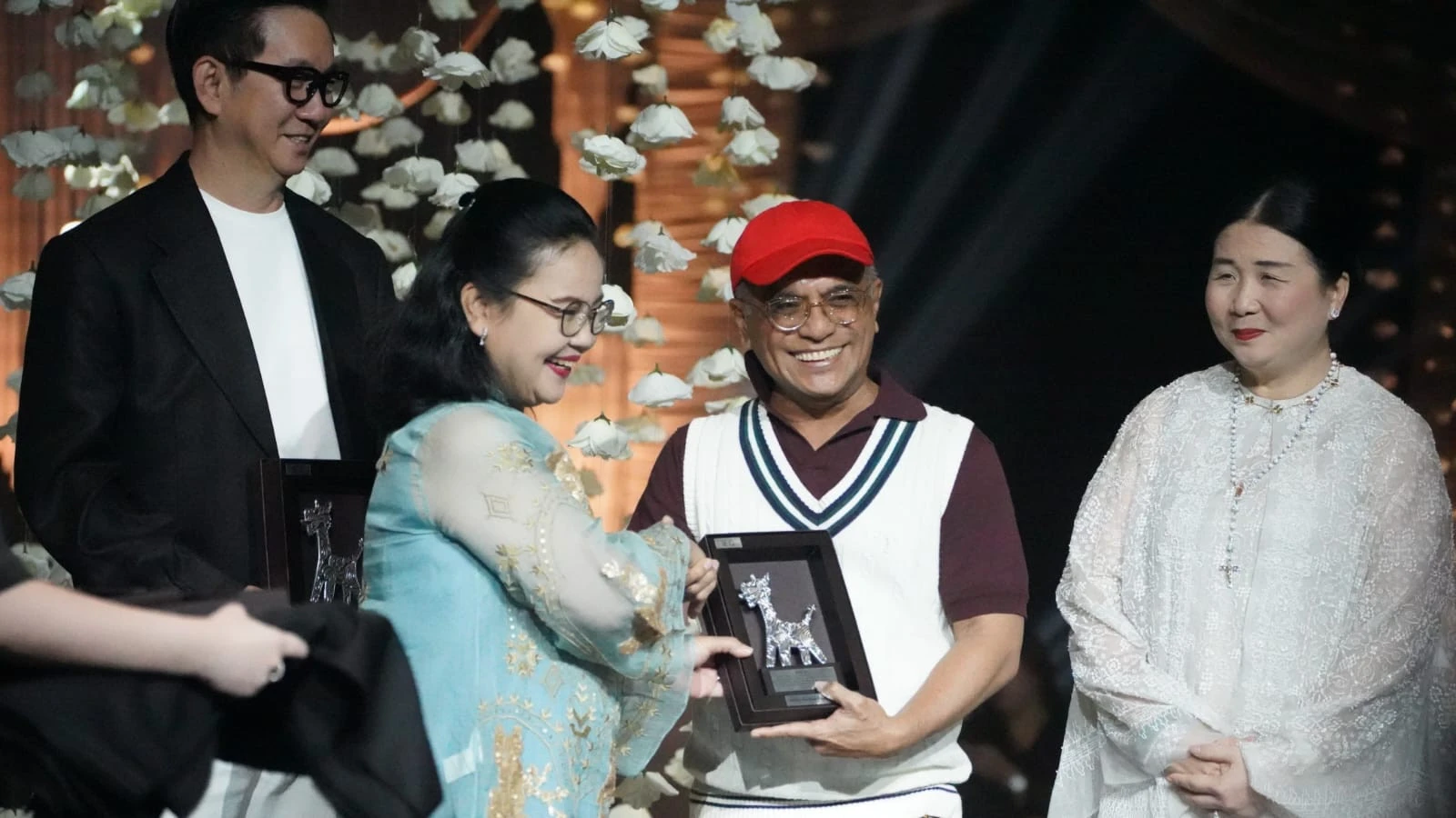 Samuel Wattimena Suguhkan 'Hoax & Seven Sins': Busana sebagai Kritik Sosial