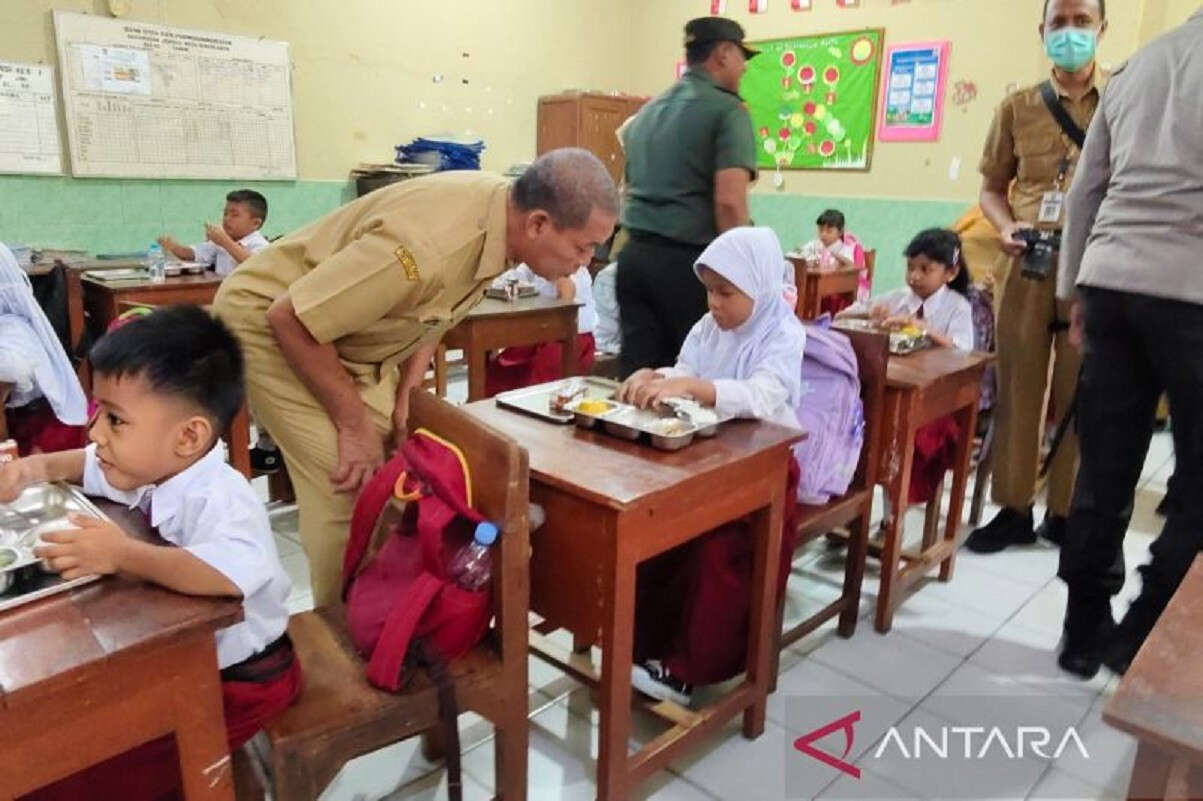 Tujuh Sekolah di Solo Mulai Melaksanakan Program Makan Bergizi Gratis untuk Siswa