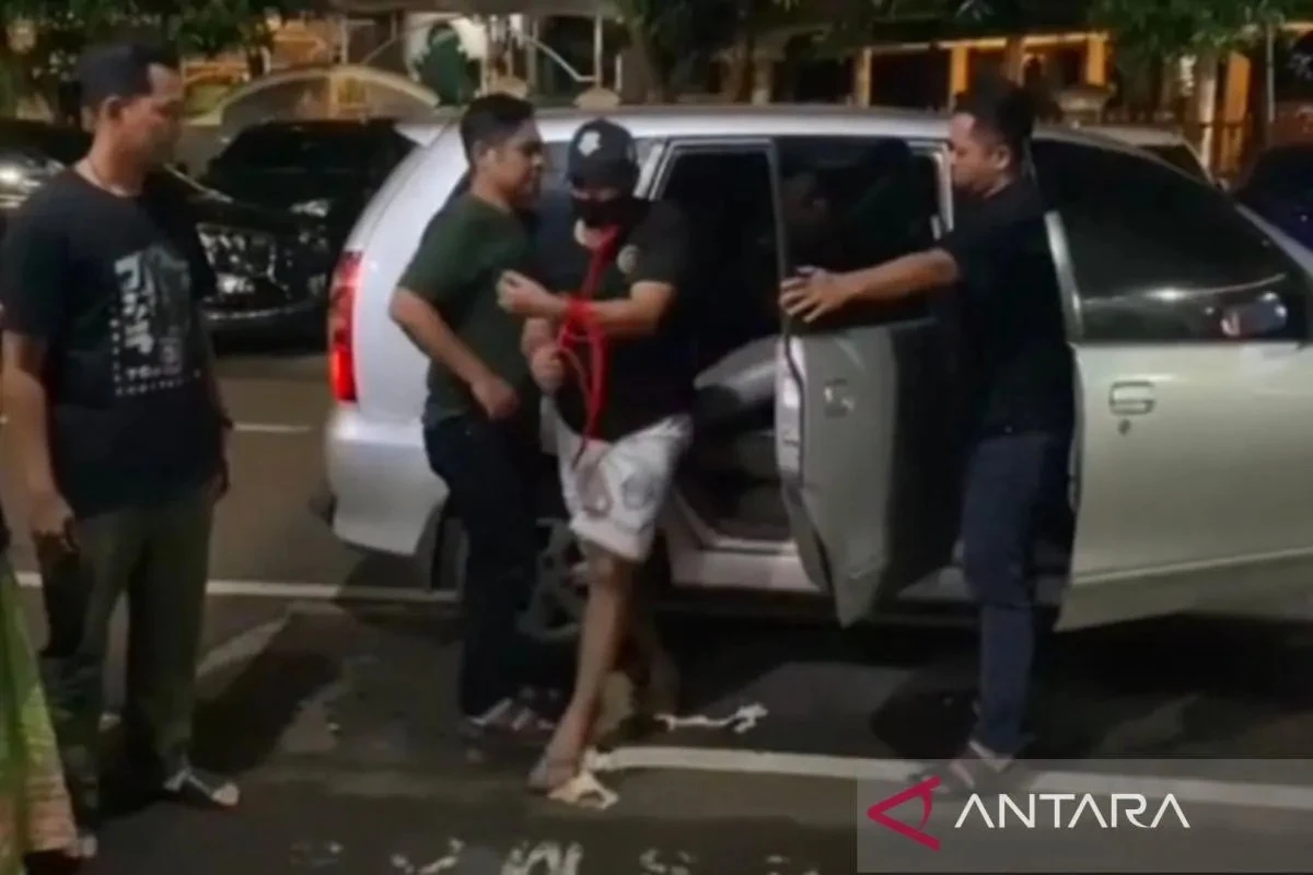 Ngaku Polisi, Pasangan Suami Istri Curi Mobil Taksi Online di Jakarta Timur