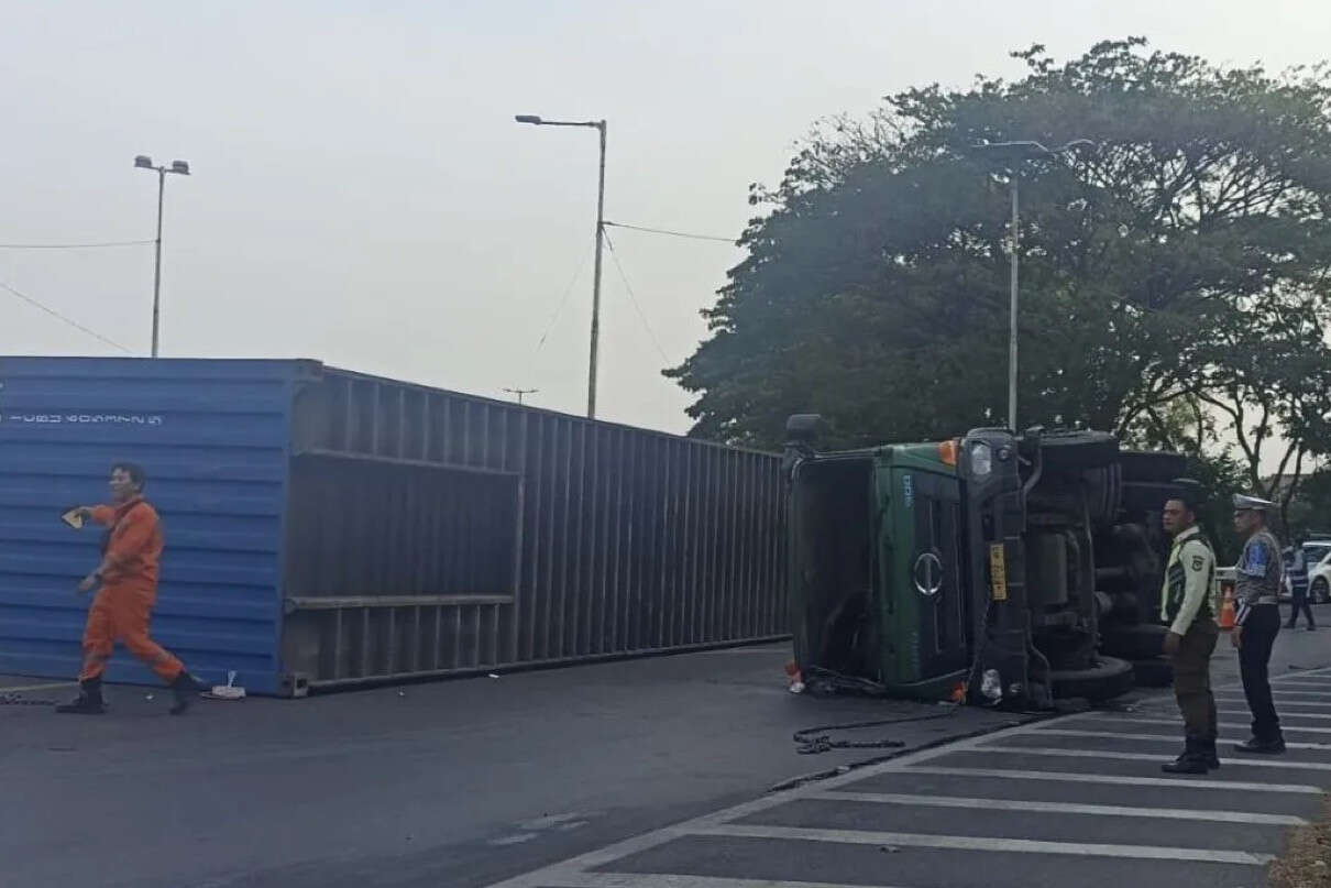 Truk Kontainer Terguling di Pintu Masuk Tol Sidoarjo, Begini Kronologinya