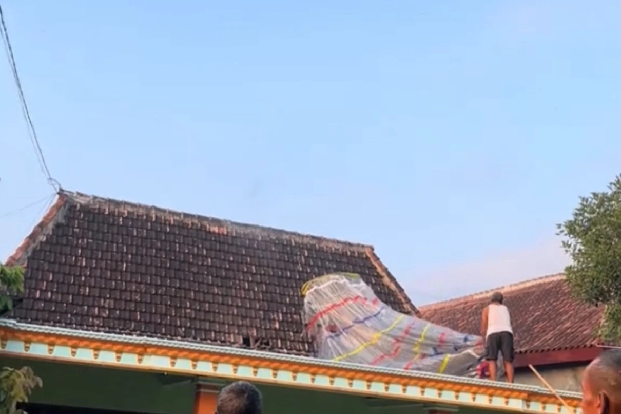 Balon Udara Berisi Petasan Jatuh Meledak di Rumah Warga Magetan
