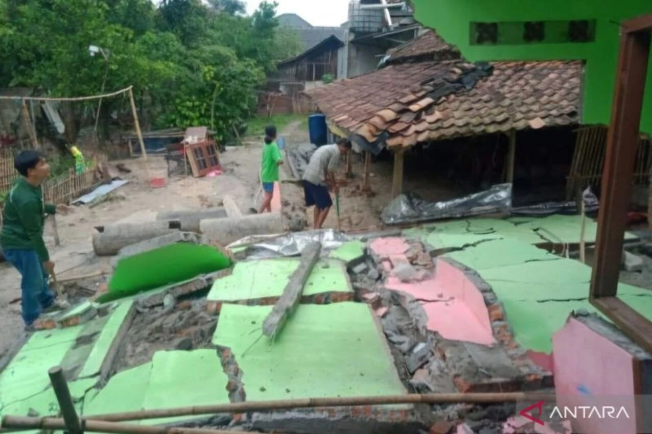Pemkab Bekasi dan PVMBG Cari Tahu Penyebab Pergerakan Tanah di Kampung Tembong Gunung