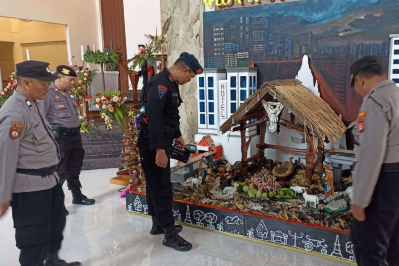 Polisi Berjaga di Gereja Bantul Mengamankan Ibadah Natal 2025