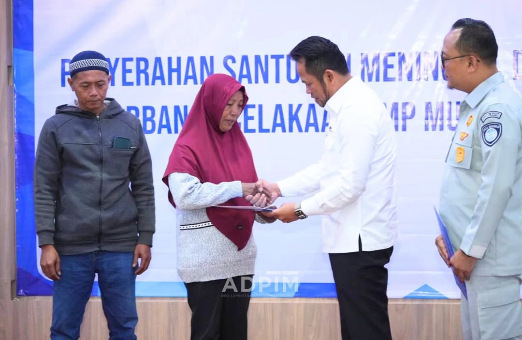 Rudy Mas'ud Serah Santunan Jasa Raharja untuk Ahli Waris Korban KMP Muchlisa Tenggelam