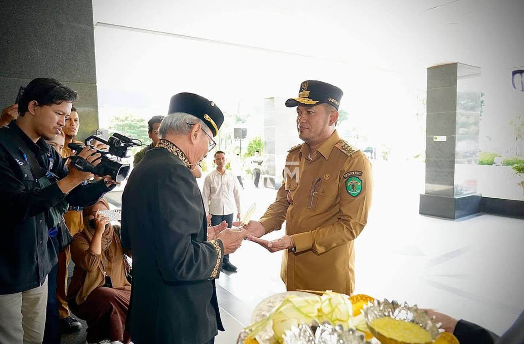 Rudy-Seno Jalani Prosesi Tepung Tawar Saat Pertama Kali Berkantor di Gubernuran Kaltim