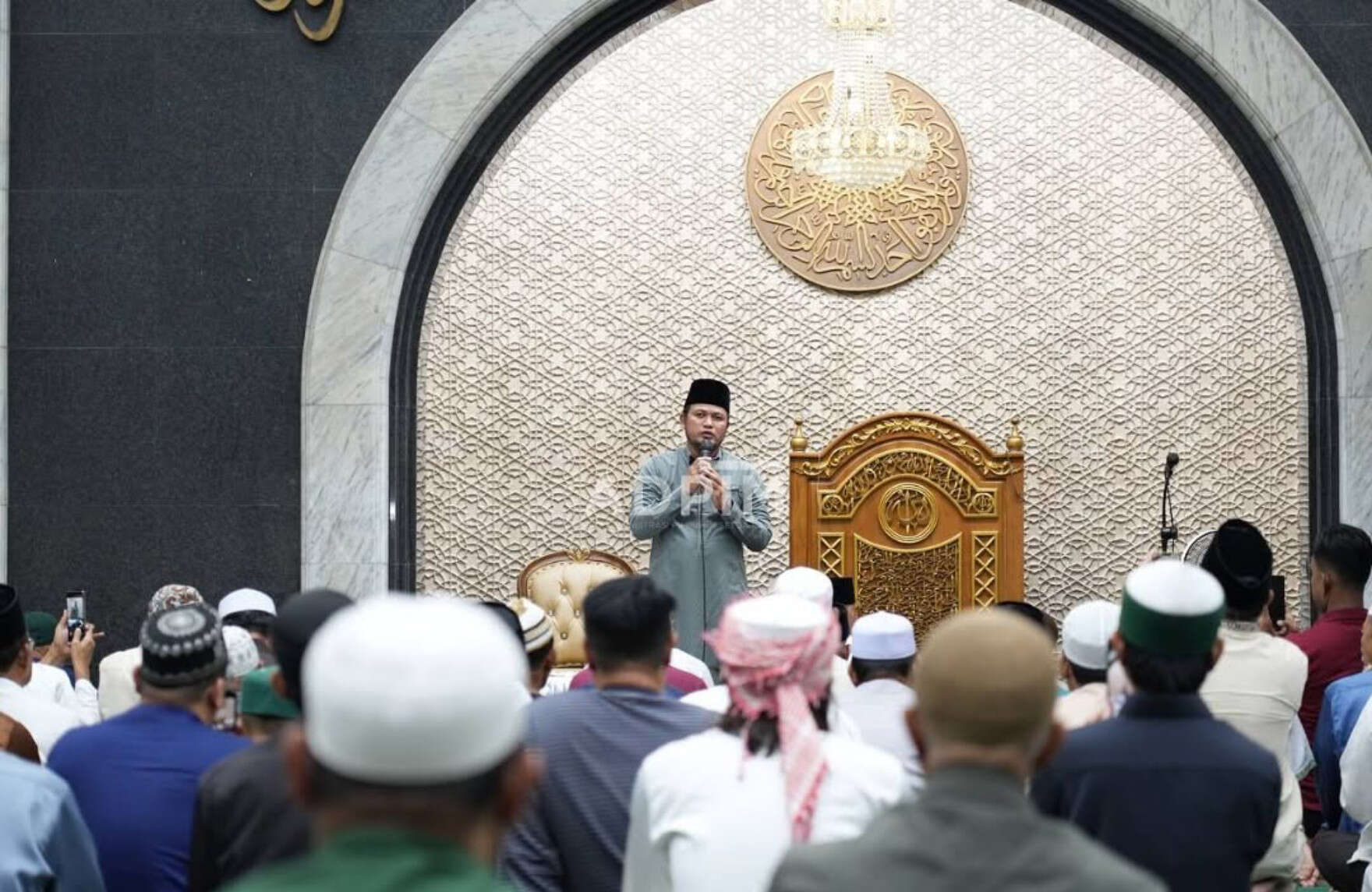 Tarawih di Masjid Raya Darussalam, Rudy Mas'ud Bicara Pentingnya Kaderisasi Anak Muda Islam