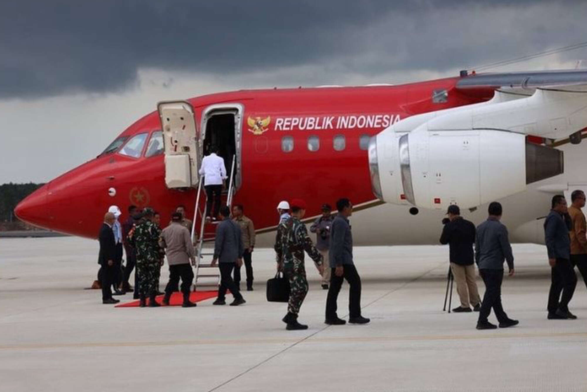 Hujan Guyur Bandara Nusantara Saat Pesawat Jokowi Lepas Landas Menuju Berau