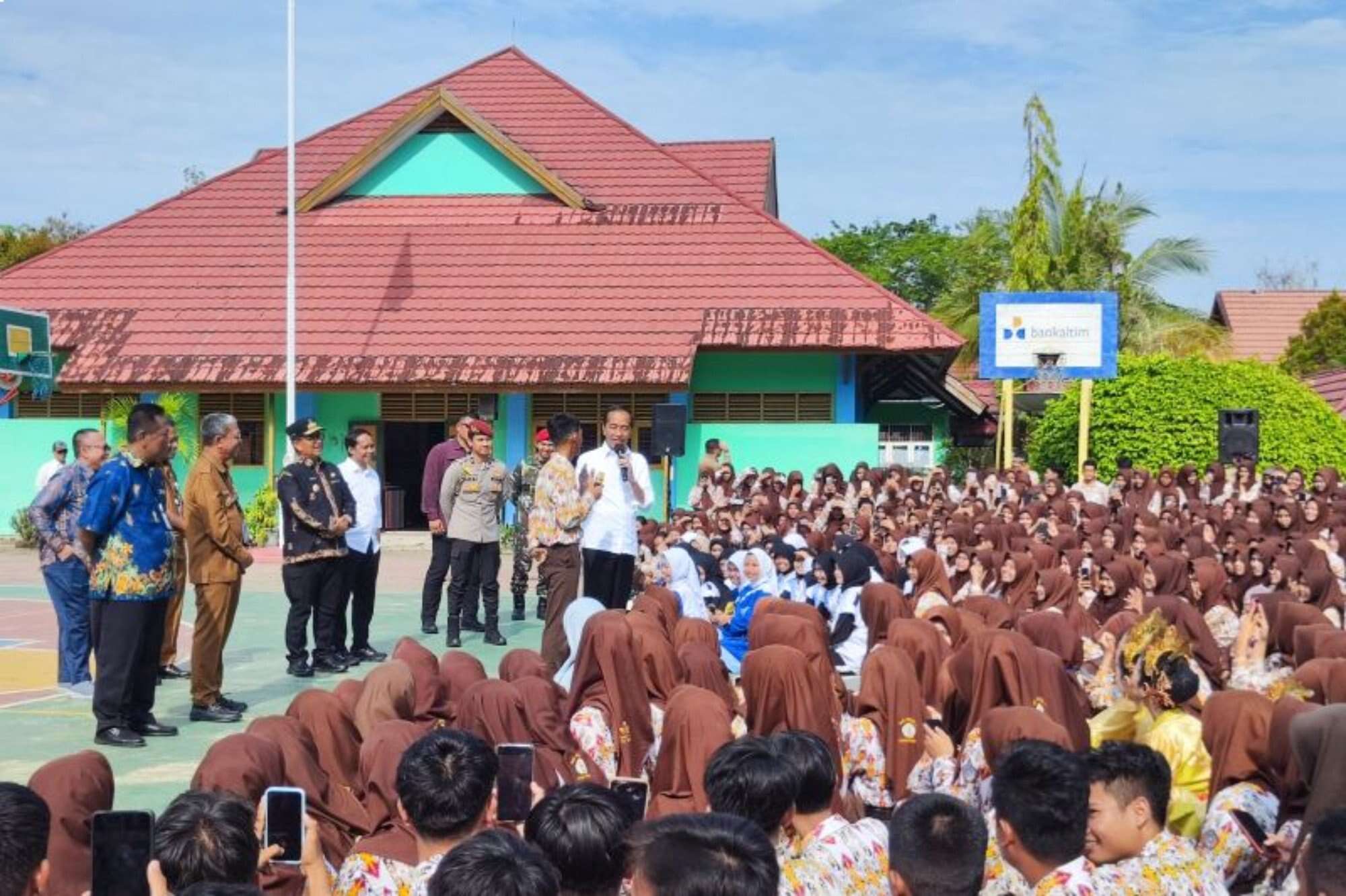 Kunjungi SMKN 1 Tanah Grogot, Jokowi Sampaikan Sejumlah Pesan Ini Kepada Para Siswa