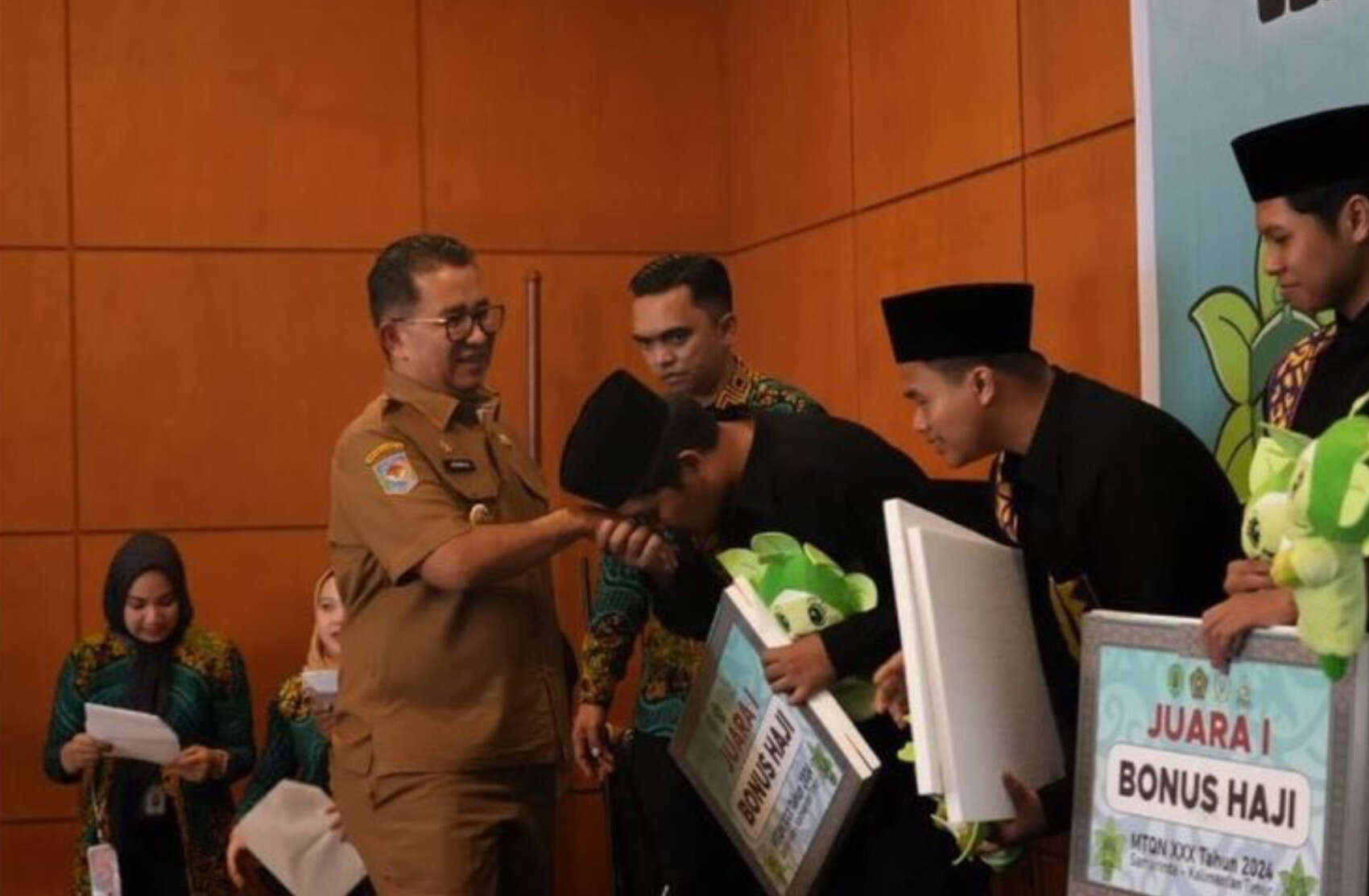 Kafilah Kaltim Peraih Juara Pertama di MTQ Nasional XXX Diganjar Hadiah Haji Plus