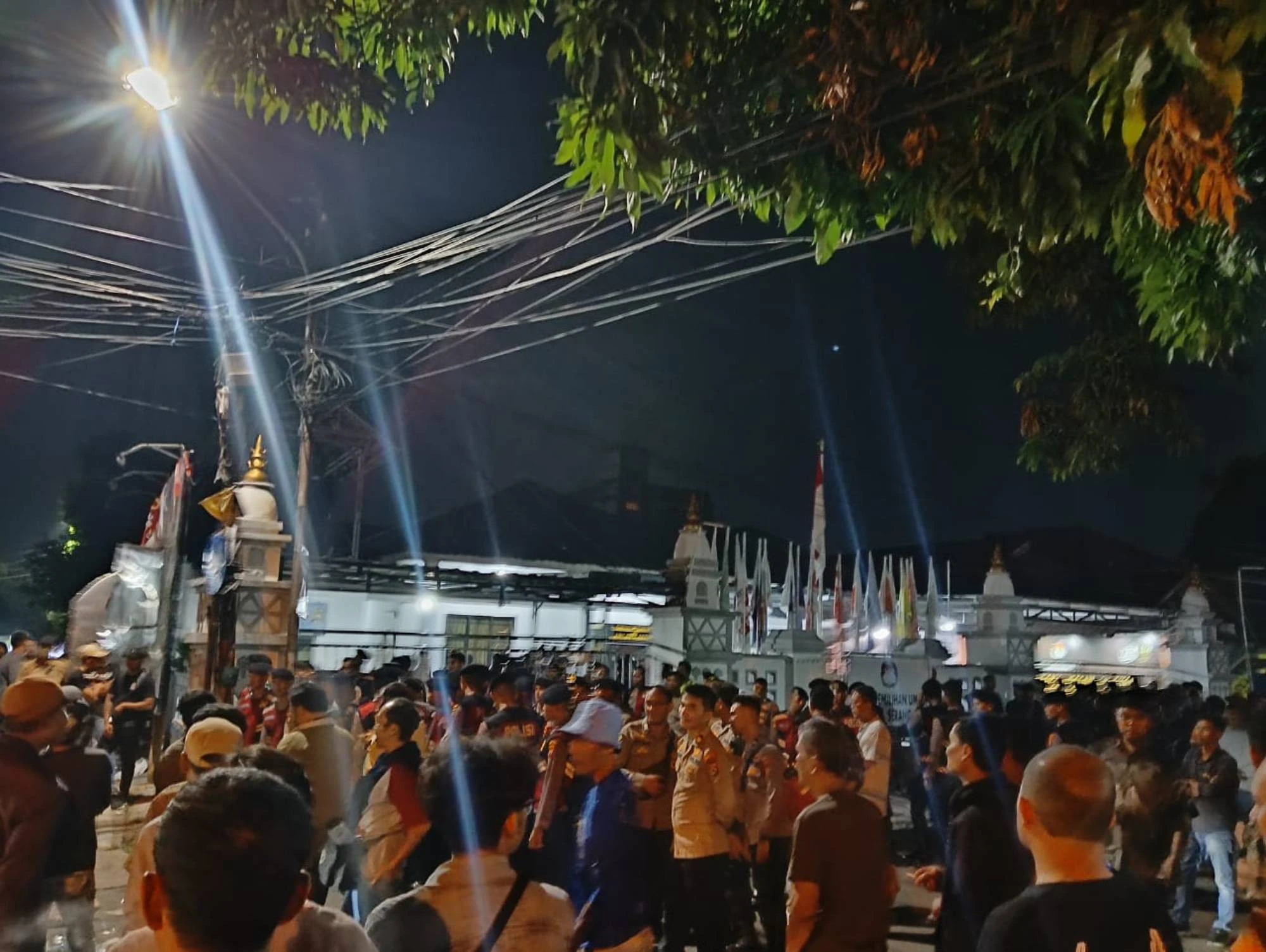 Simpatisan PDIP dan Demokrat Kepung KPU Kota Serang