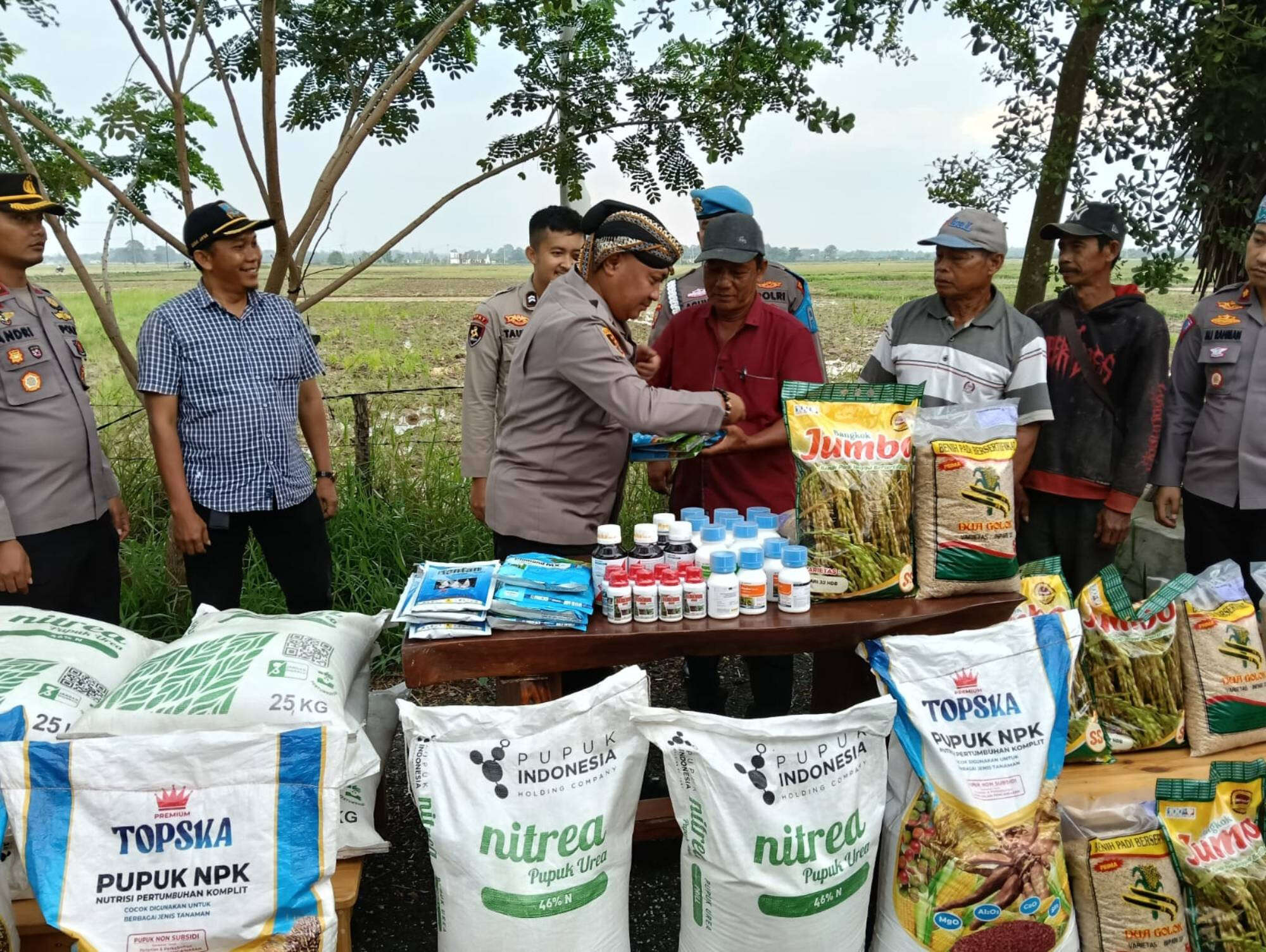 Petani Gagal Panen, Kapolres Serang Beri Bantuan