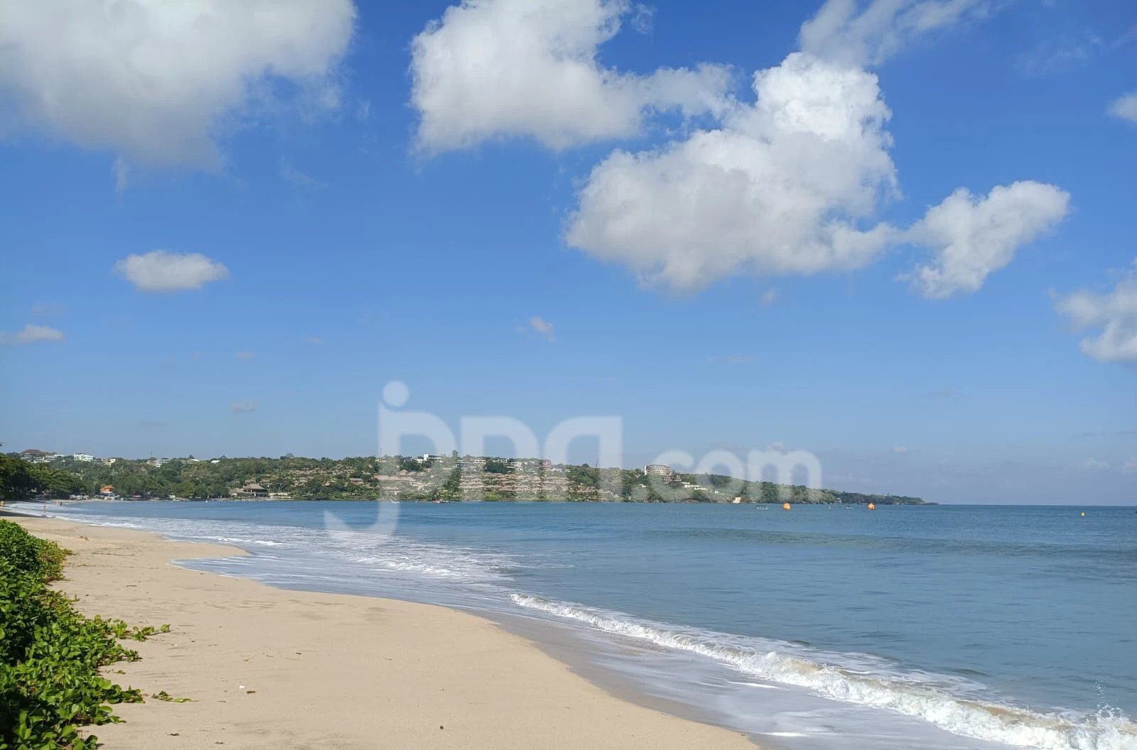 Langit Bali Cerah Berawan, Waspada Gelombang Tinggi & Angin Kencang