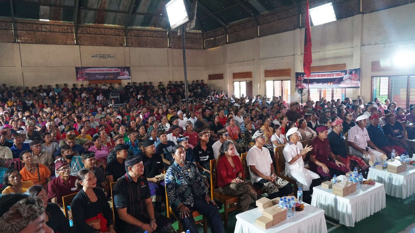 Krama Busungbiu Pakai Busana Adat Bali saat Menghadiri Kampanye, Koster Memuji