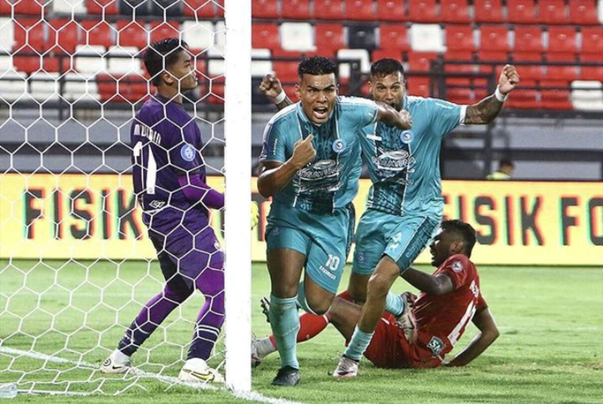 Debut Manis Emral Abus Bawa PSBS Biak Bungkam Semen Padang 3 – 2, Hujan Kartu