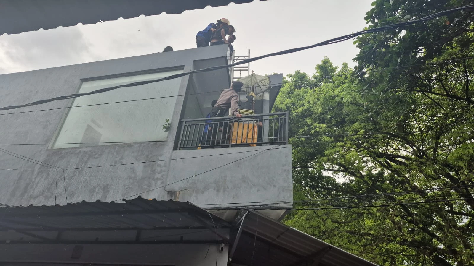 Detik-Detik Buruh Bangunan Nekat Terjun dari Lantai 2 di Denpasar Bali, OMG!