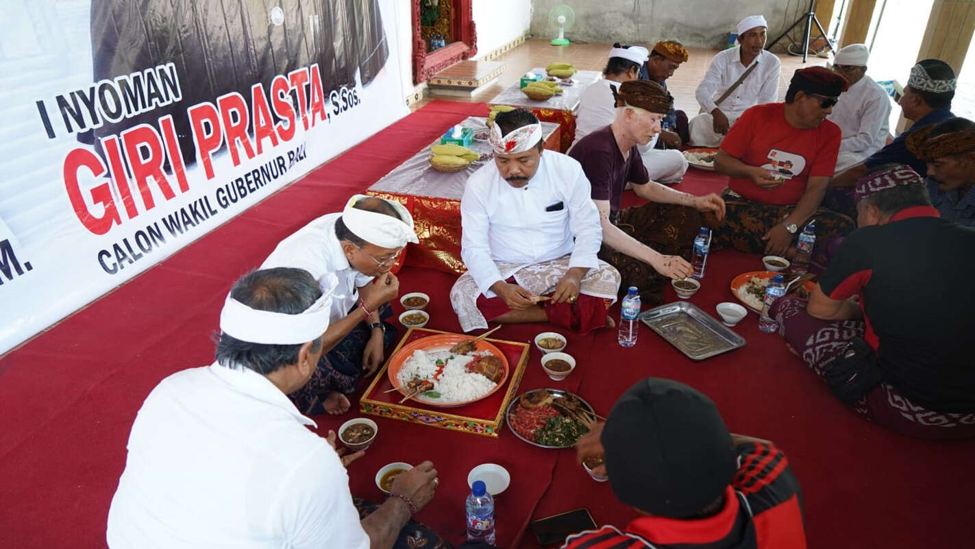 Lestarikan Tradisi Karangasem, Koster Megibung bersama Krama Sanggalangit Buleleng