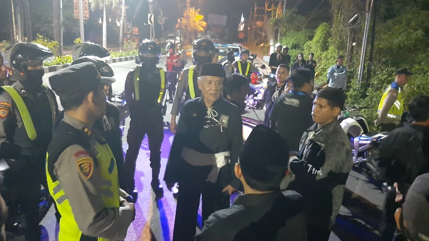 Viral Polisi Denpasar Bali Bubarkan Gerombolan Pemotor dengan Atribut PSHT