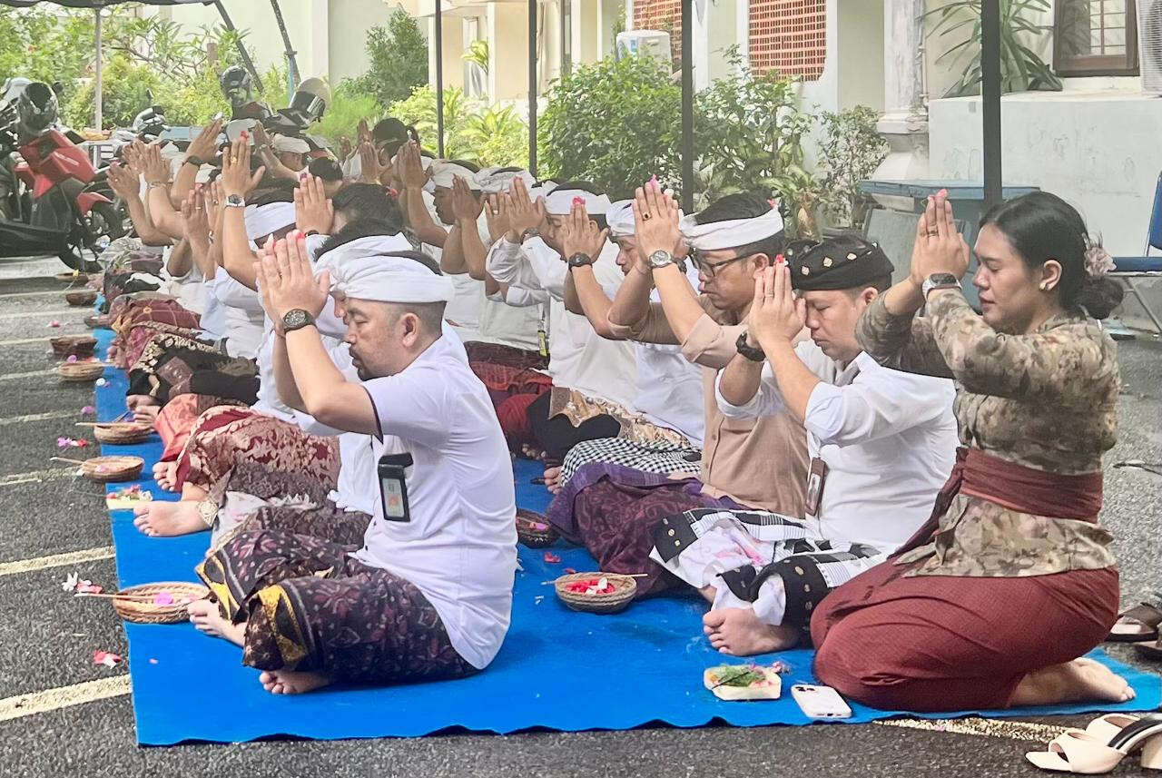 Tilem Sasih Keenam: ASN Kemenkumham Bali Gelar Persembahyangan Bersama