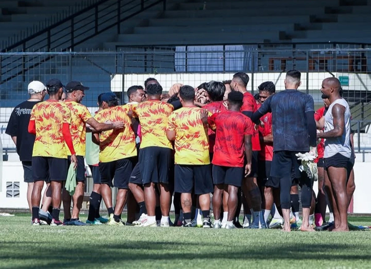 Bek Arema FC Prediksi Laga Kontra Persebaya Berjalan Panas, Rindu Dukungan Suporter