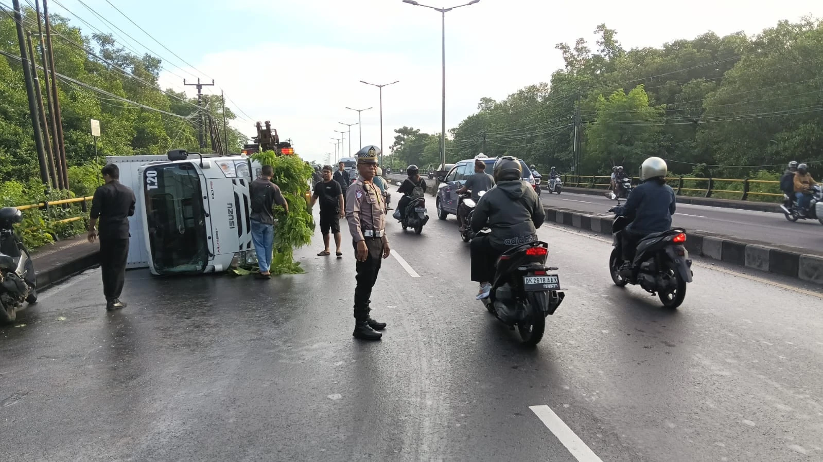 Mobil Laundry Terguling di Jalan Bypass Ngurah Rai Jimbaran, Ini Penyebabnya