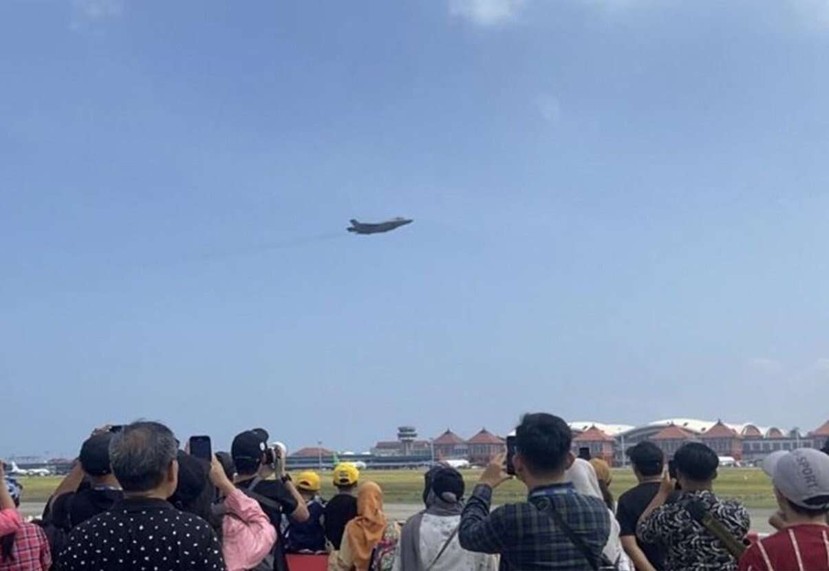 BIAS 2024: Jet Tempur Siluman F35A Australia Beraksi di Langit Bali, Amazing