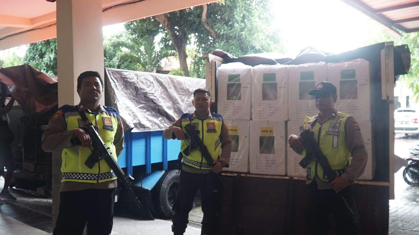 Polisi Bersenjata Lengkap Kawal Distribusi Logistik Pemilu 2024, Lihat