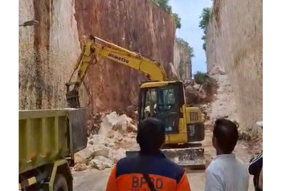 Tebing Pantai Tanah Barak Longsor, Akses Tertutup, BPBD Bali Bergerak