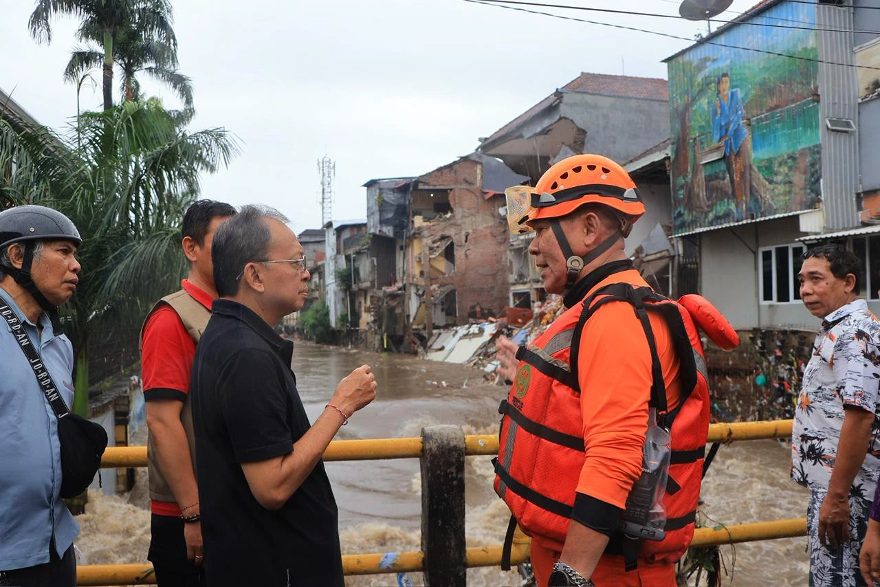 Koster Turun Gunung Pantau Dampak Banjir, Janji Gelontorkan Dana BTT