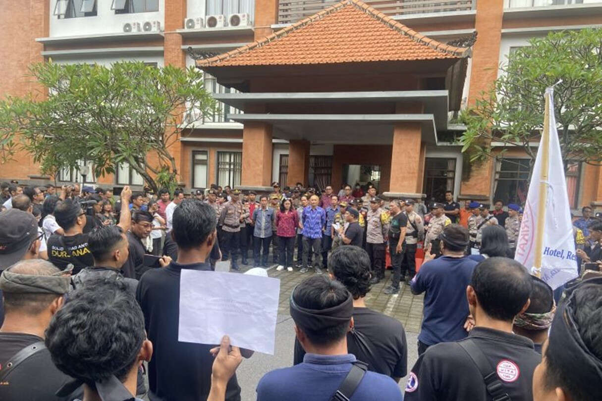 Massa Demo Disnaker Bali, Tuding Ada Mafia, Buntut PHK Karyawan Angkasa Pura