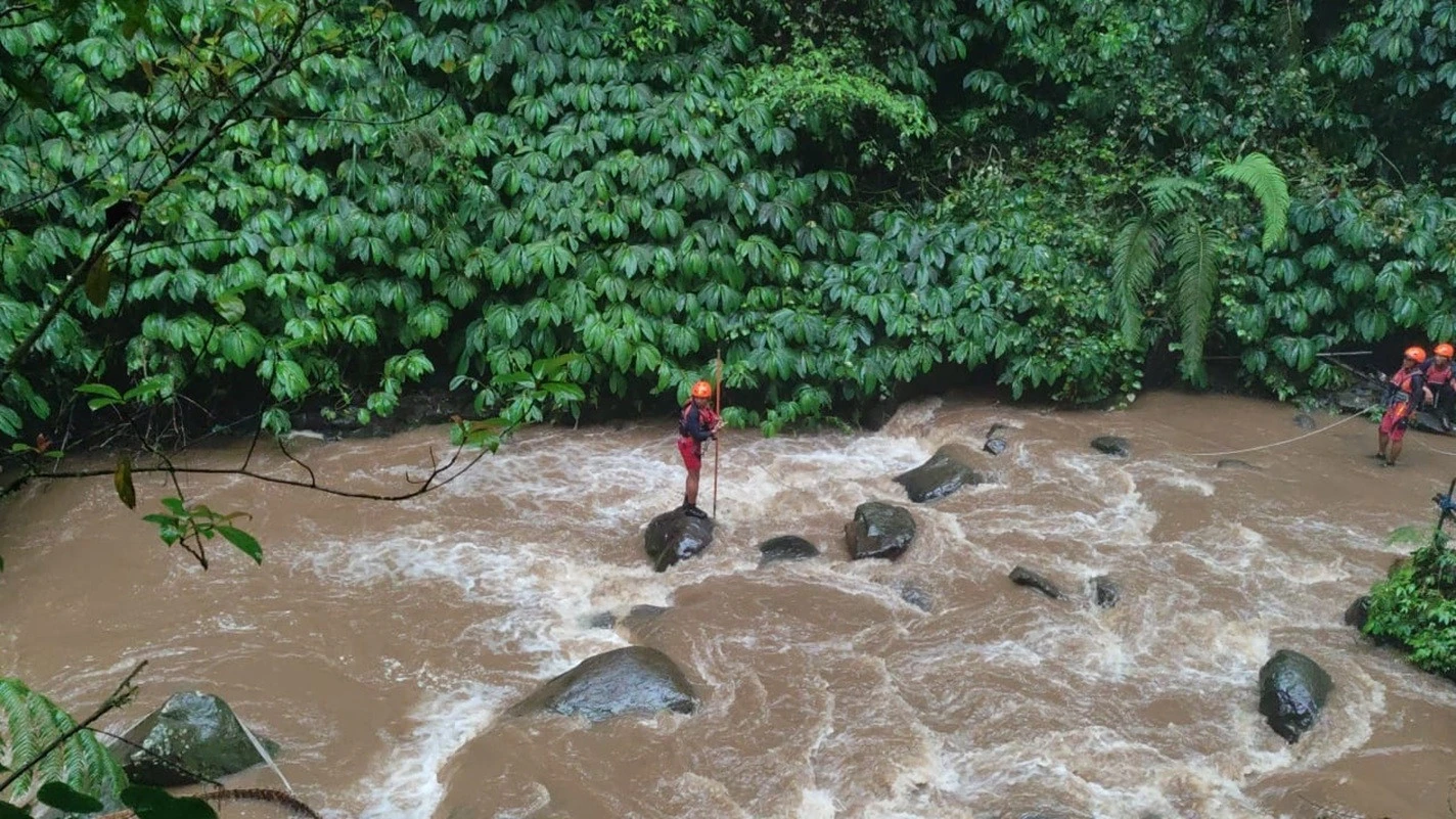 Pemuda Denpasar Terseret Arus Air Terjun saat Ambil Drone, Begini Kronologisnya